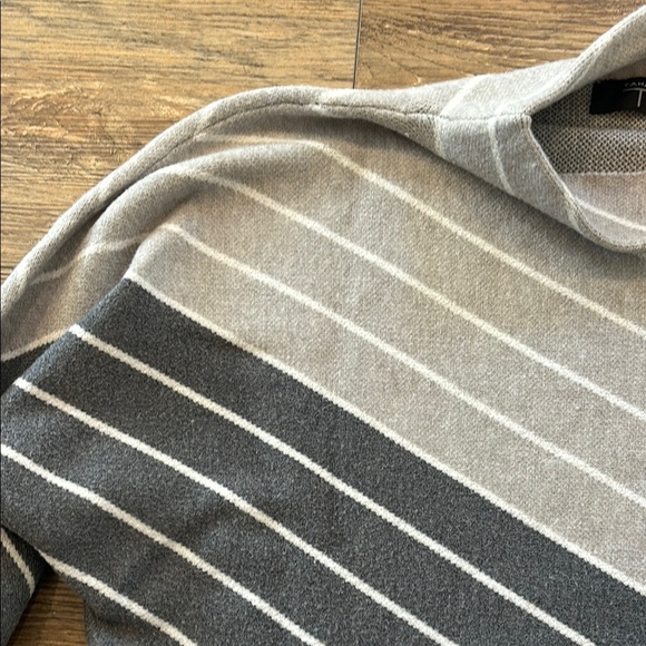 Tahari Women’s Size M Long Sleeve Gray Stripped Mock Neck Pullover Sweater - Picture 5 of 7